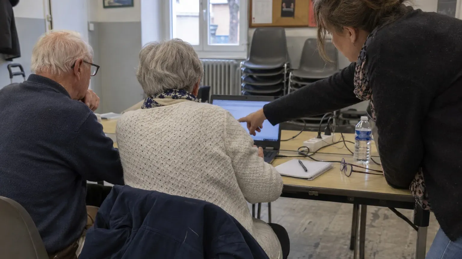Faux messages et IA : pourquoi apprendre à les repérer pas à pas, et ce que le cours de Notre Temps propose aux seniors
